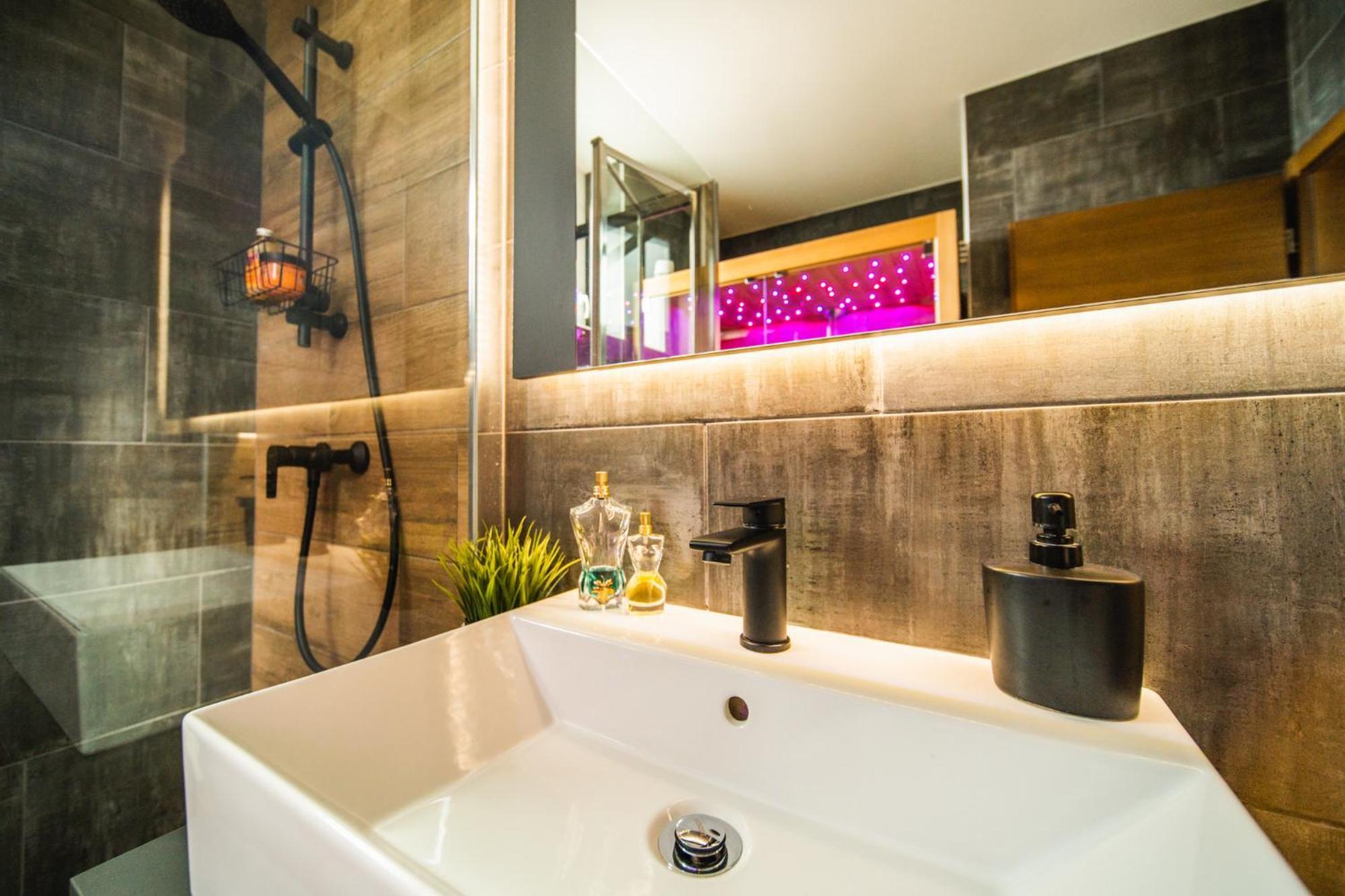 K Relax Place, Varazdinske Toplice, Modern Home With Sauna, Jacuzzi, Wifi ภายนอก รูปภาพ